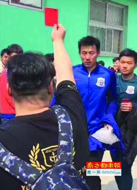 几人应了一声，立刻将马崇新等四人像是栓蚂蚱那样都拴起来带了出去。